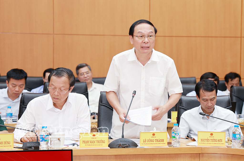 Lãnh đạo Bộ Nông nghiệp và Môi trường phát biểu tại buổi làm việc.