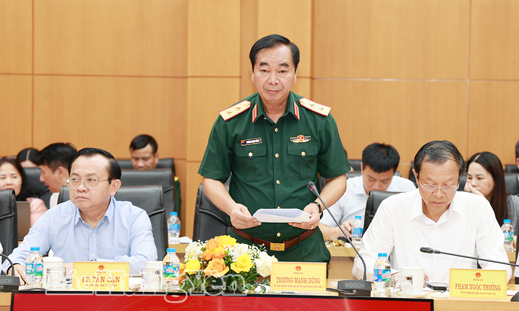 Lãnh đạo Bộ Quốc phòng phát biểu tại buổi làm việc.