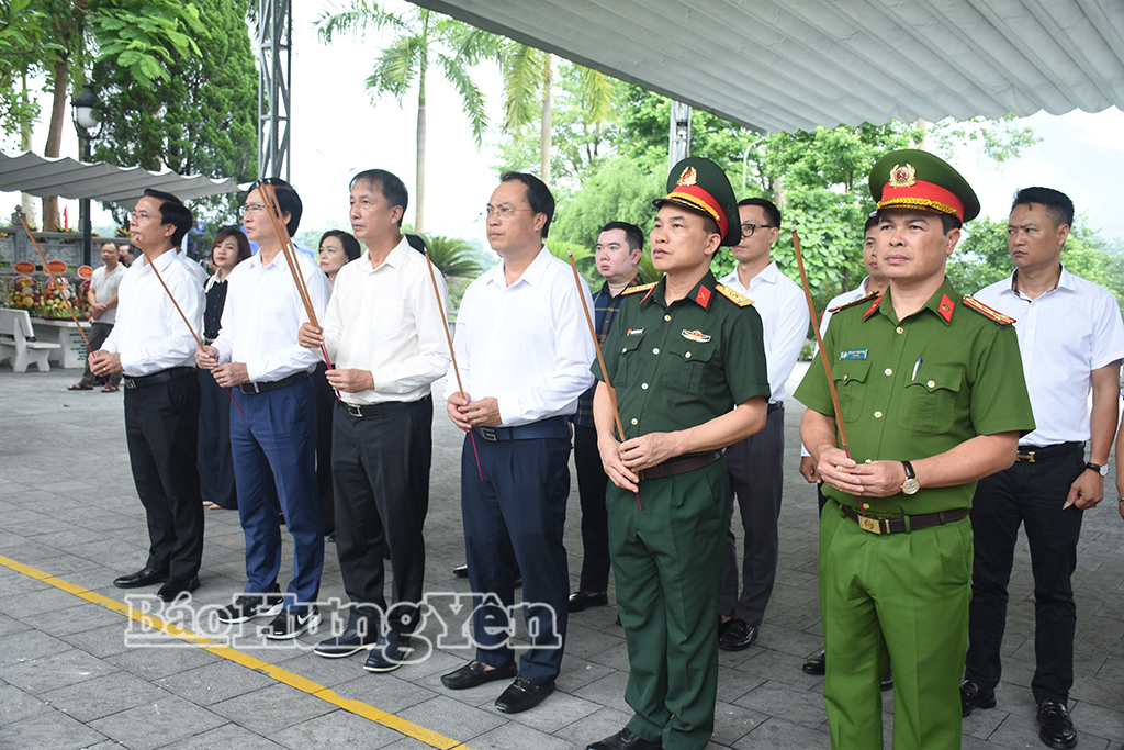 Đoàn đại biểu tỉnh Hưng Yên dâng hương tại Nghĩa trang liệt sĩ quốc gia Vị Xuyên