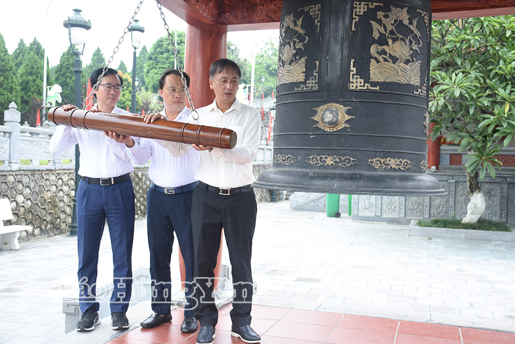 Các đồng chí trong đoàn thỉnh chuông tưởng nhớ các anh hùng liệt sĩ.