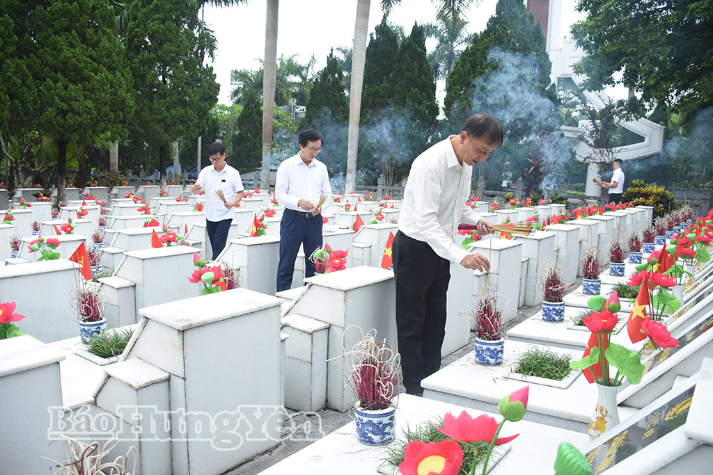 Các đại biểu dâng hương lên từng phần mộ các anh hùng liệt sĩ.