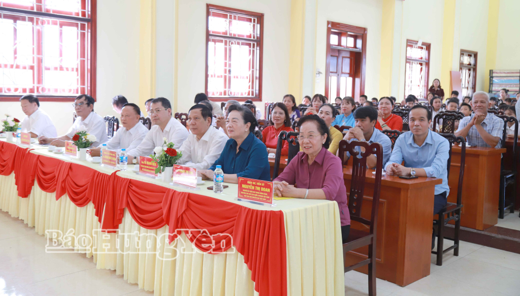 Nguyên Phó Chủ tịch nước, Chủ tịch Hội Khuyến học Việt Nam Nguyễn Thị Doan và các đại biểu dự chương trình trao học bổng 