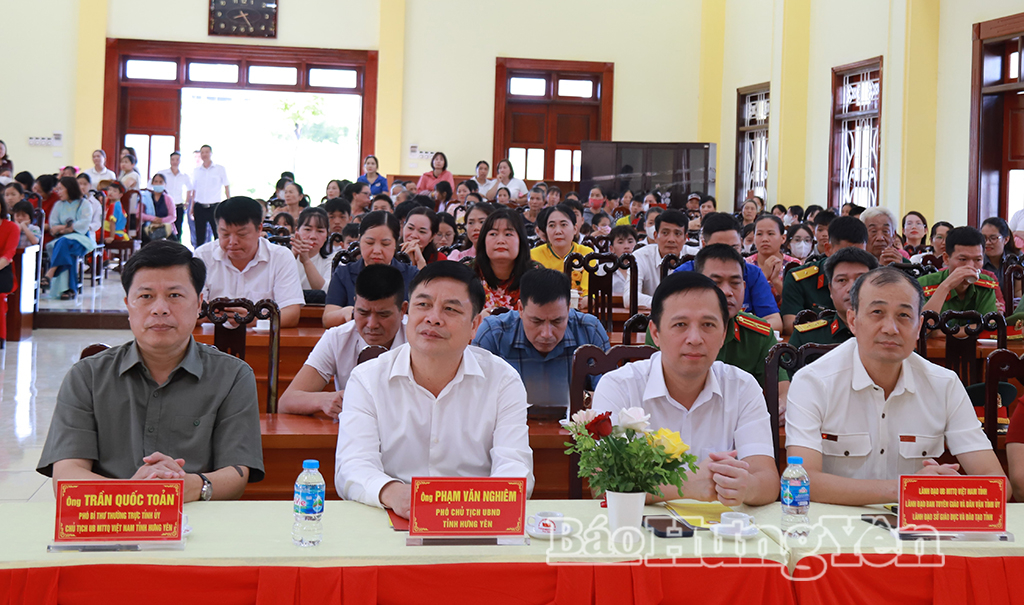 Đồng chí Trần Quốc Toản, Phó Bí thư Thường trực Tỉnh ủy, Chủ tịch Ủy ban MTTQ Việt Nam tỉnh và các đại biểu dự Chương trình trao học bổng 