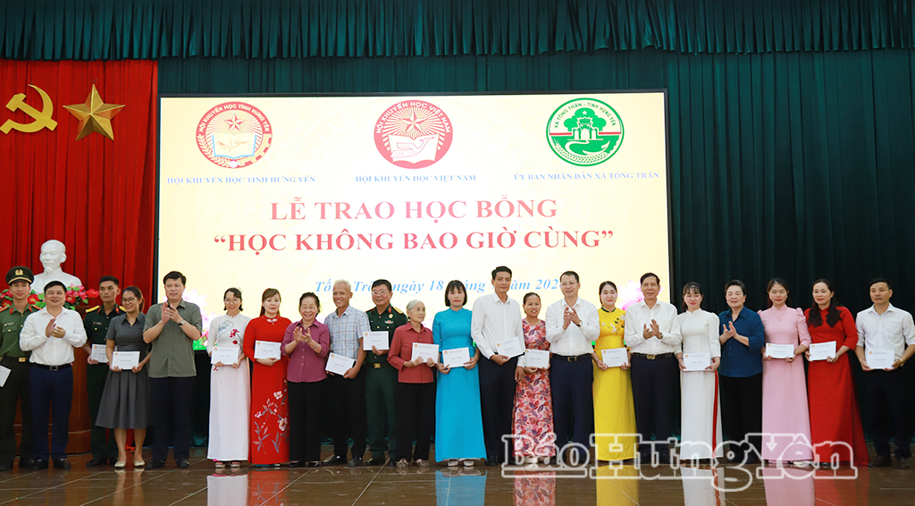 Đồng chí Nguyễn Thị Doan, nguyên Phó Chủ tịch nước, Chủ tịch Hội Khuyến học Việt Nam cùng lãnh đạo tỉnh, địa phương và các đại biểu trao quà tặng người lao động có thành tích tiêu biểu trong việc học tập và lao động tại xã Tống Trân.