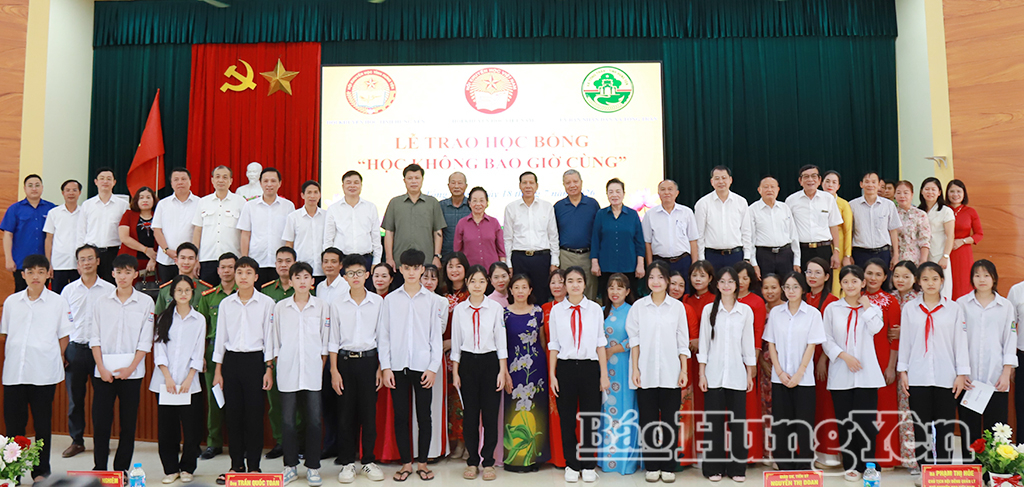 Đồng chí Nguyễn Thị Doan, nguyên Phó Chủ tịch nước, Chủ tịch Hội Khuyến học Việt Nam cùng lãnh đạo tỉnh, địa phương và các đại biểu chụp ảnh lưu niệm với học sinh và người lao động được nhận học bổng, quà tặng.