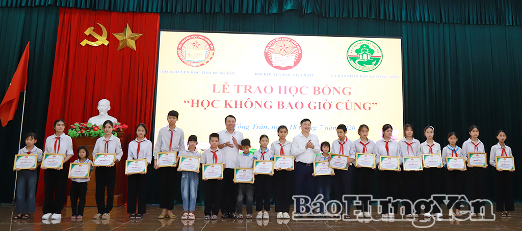 Đồng chí Phạm Văn Nghiêm, Phó Chủ tịch UBND tỉnh trao học bổng cho học sinh xã Tống Trân.