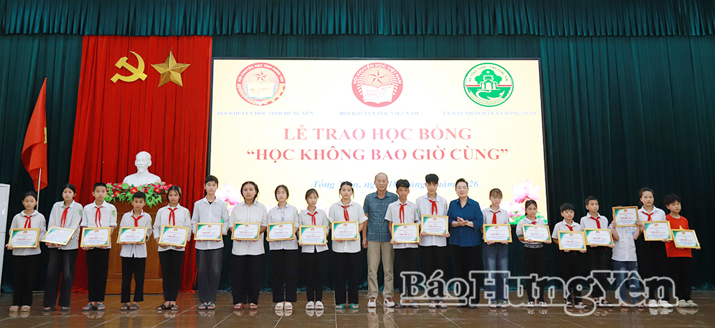 Lãnh đạo Hội Khuyến học Việt Nam và nhà hảo tâm trao học bổng cho học sinh xã Tống Trân.