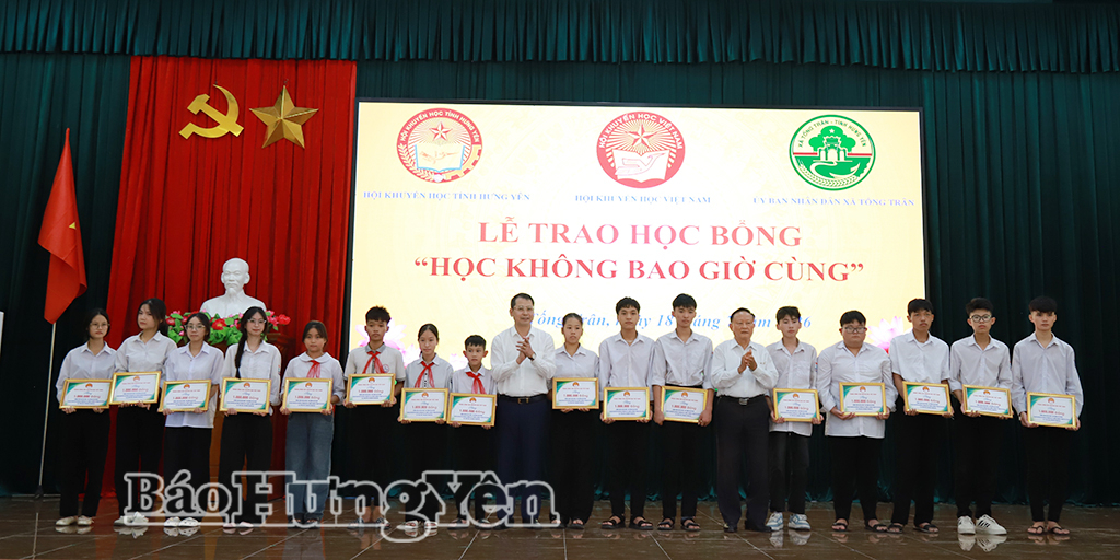 Lãnh đạo Hội Khuyến học tỉnh và lãnh đạo xã Tống Trân trao học bổng cho học sinh.