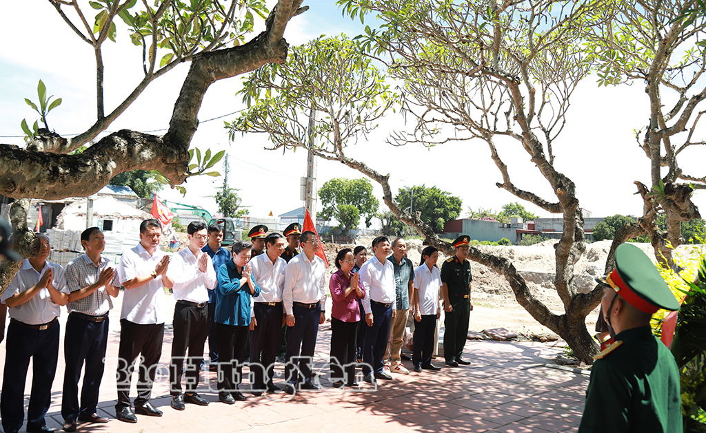 Đồng chí Nguyễn Thị Doan, nguyên Phó Chủ tịch nước, Chủ tịch Hội Khuyến học Việt Nam và các đại biểu dâng hương tại di tích lịch sử quốc gia Cây đa và đền La Tiến (xã Tống Trân).