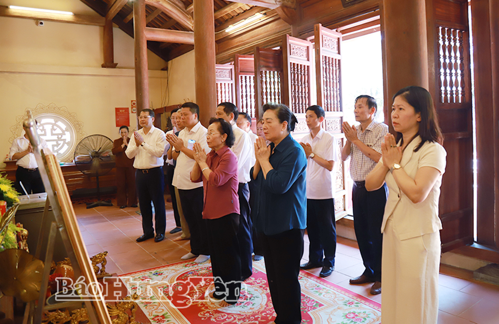 Đồng chí Nguyễn Thị Doan, nguyên Phó Chủ tịch nước, Chủ tịch Hội Khuyến học Việt Nam và các đại biểu dâng hương tại đền thờ Lưỡng quốc Trạng nguyên Tống Trân (xã Tống Trân).