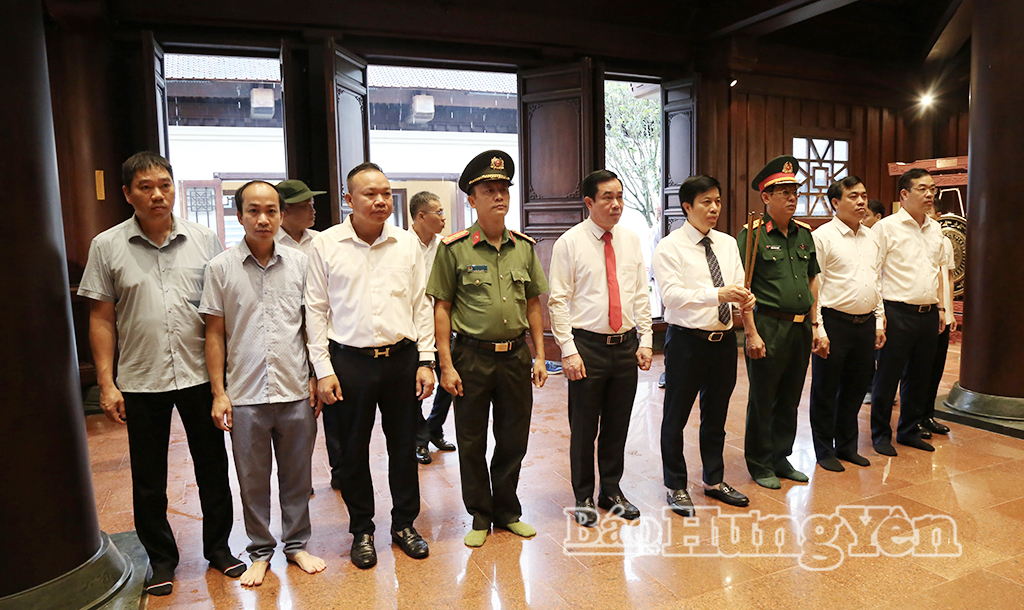 Đoàn đại biểu tỉnh Hưng Yên dâng hương tưởng niệm tại Đền thờ liệt sĩ tỉnh Điện Biên.