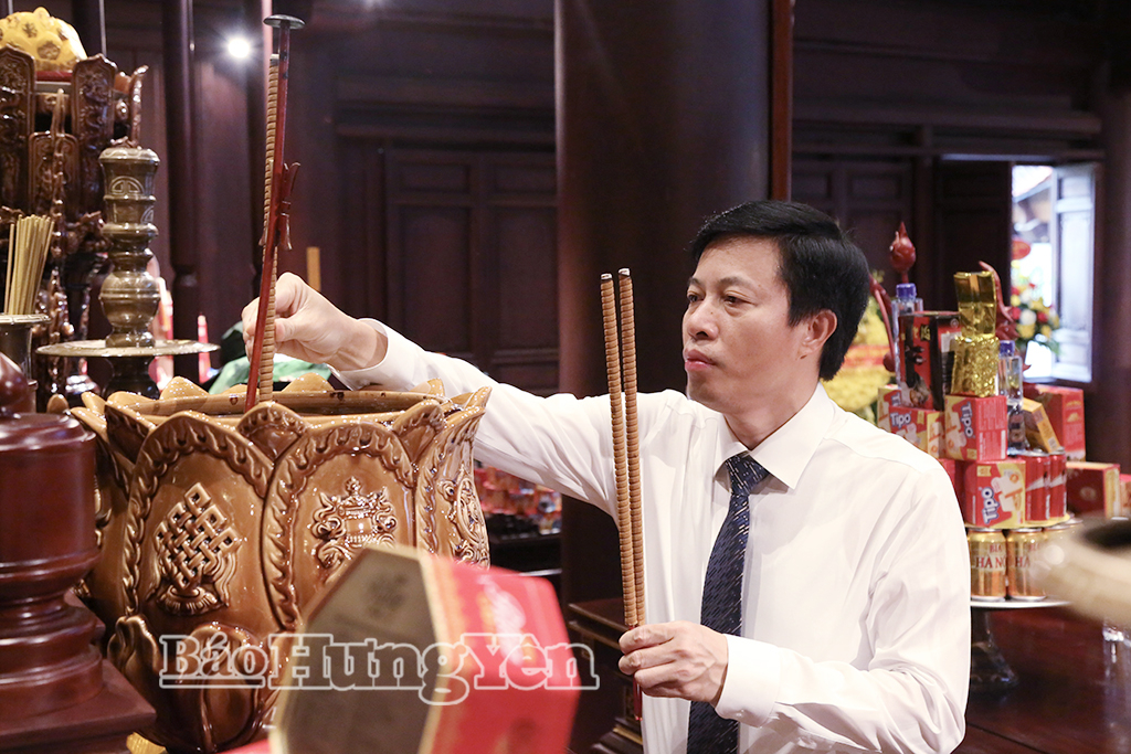 Đồng chí Lại Văn Hoàn, Phó Chủ tịch UBND tỉnh dâng hương tại Đền thờ liệt sĩ tỉnh Điện Biên.