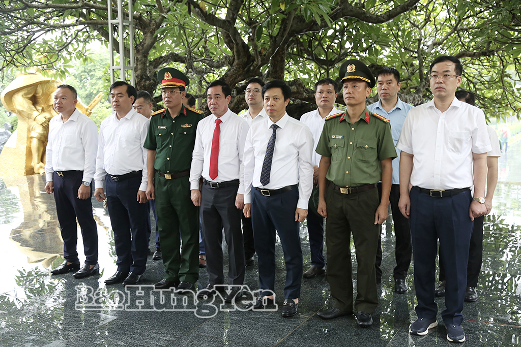 Đoàn đại biểu tỉnh Hưng Yên dâng hương tưởng niệm tại Nghĩa trang liệt sĩ quốc gia A1.