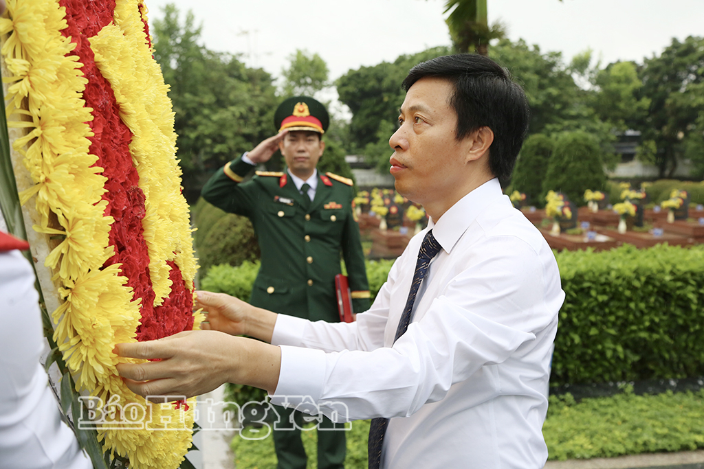 Đồng chí Lại Văn Hoàn, Phó Chủ tịch UBND tỉnh dâng vòng hoa tại Nghĩa trang liệt sĩ Quốc gia A1.