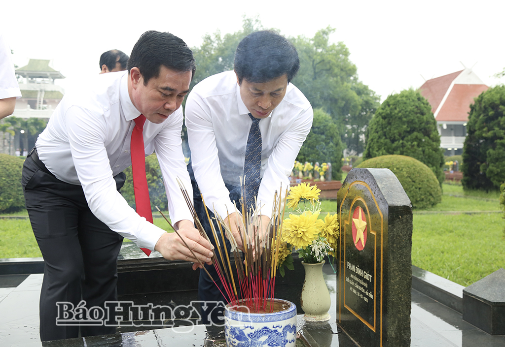 Các đồng chí: Lại Văn Hoàn, Phó Chủ tịch UBND tỉnh; Nguyễn Văn Huy, Phó Trưởng đoàn chuyên trách Đoàn đại biểu Quốc hội tỉnh dâng hương các phần mộ trong Nghĩa trang liệt sĩ quốc gia A1.