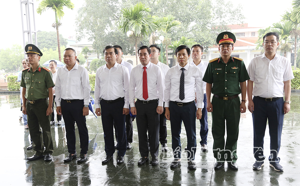 Đoàn đại biểu tỉnh Hưng Yên dâng hương tưởng niệm tại Nghĩa trang liệt sĩ quốc gia Độc Lập.
