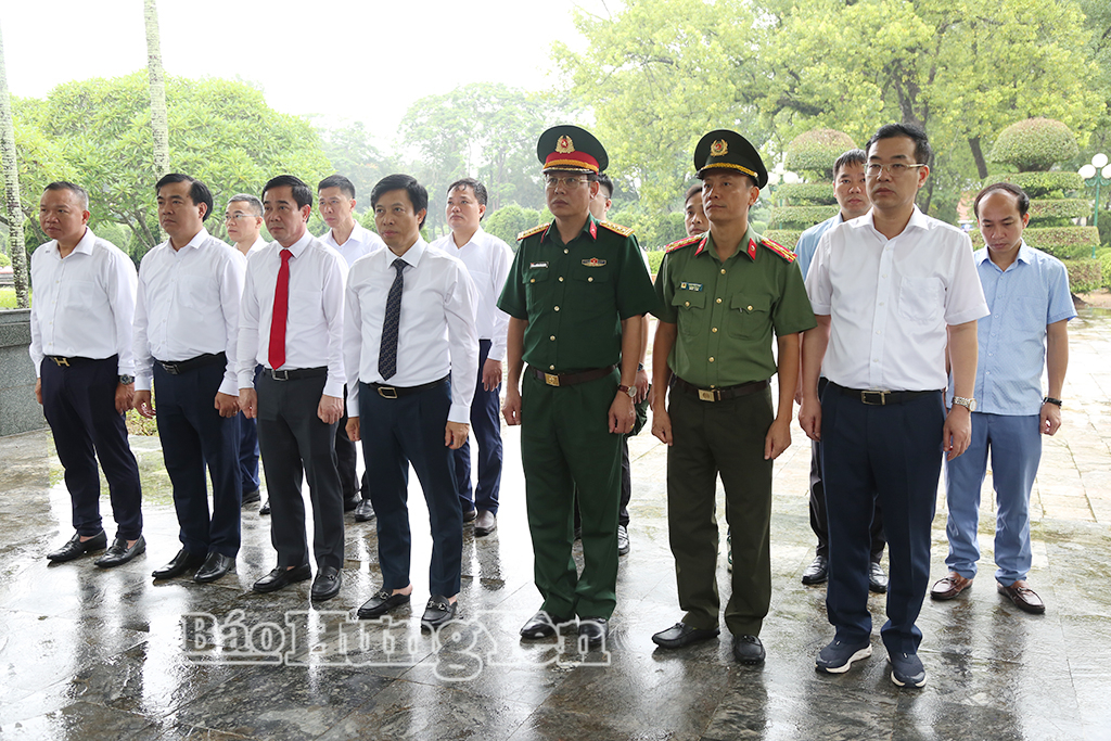 Đoàn đại biểu tỉnh Hưng Yên dâng hương tưởng niệm tại Nghĩa trang liệt sĩ Him Lam.