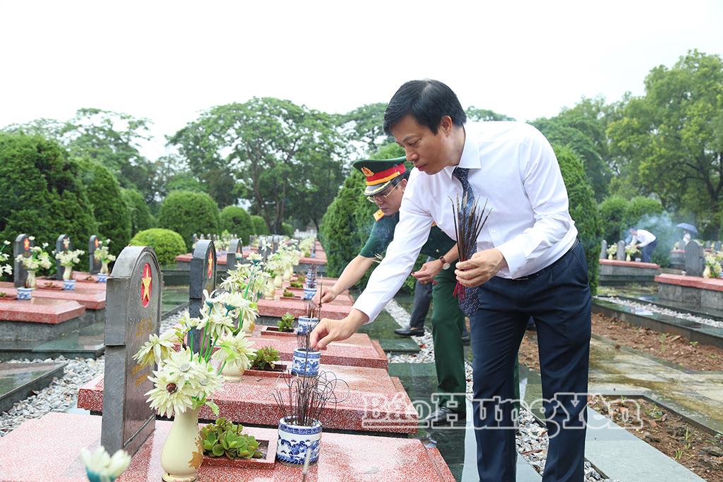 Đồng chí Lại Văn Hoàn, Phó Chủ tịch UBND tỉnh dâng hương tại các phần mộ trong Nghĩa trang liệt sĩ Him Lam.