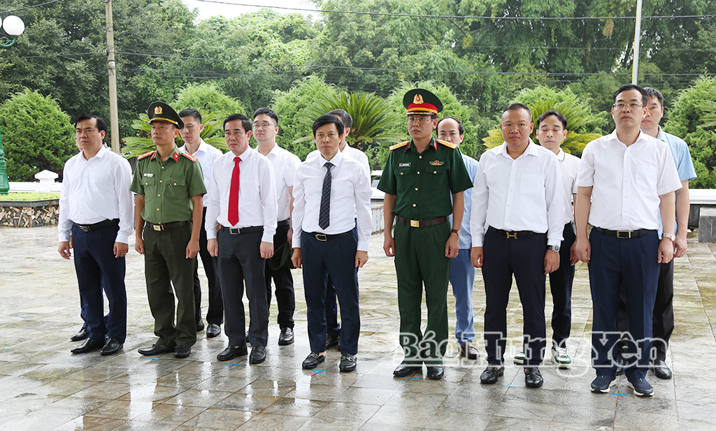 Đoàn đại biểu tỉnh Hưng Yên dâng hương tưởng niệm tại Nghĩa trang liệt sĩ Tông Khao.
