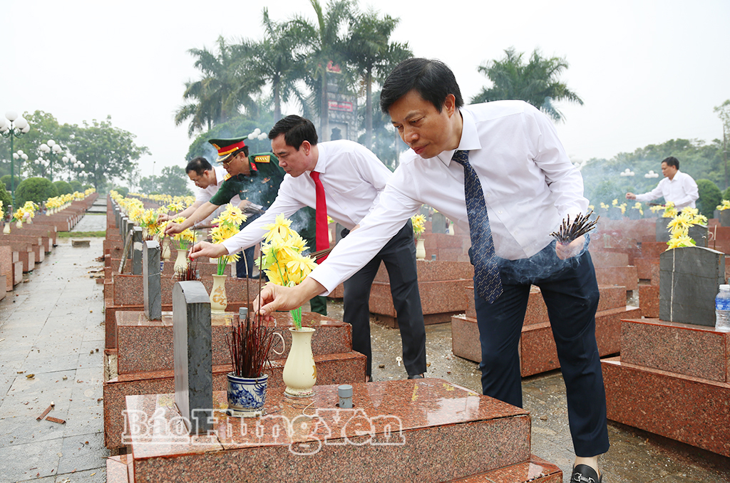 Các đại biểu dâng hương tại các phần mộ trong Nghĩa trang liệt sĩ Tông Khao.