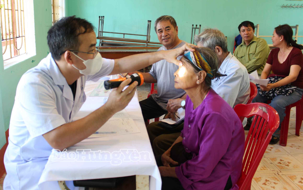 Các y, bác sĩ Bệnh viện Đa khoa Tiền Hải khám bệnh cho người có công và thân nhân người có công.