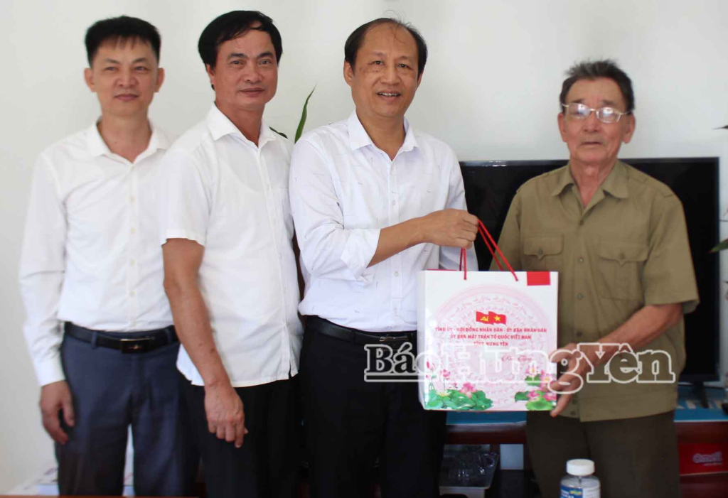 Lãnh đạo xã Đông Tiền Hải tặng quà cho người có công.