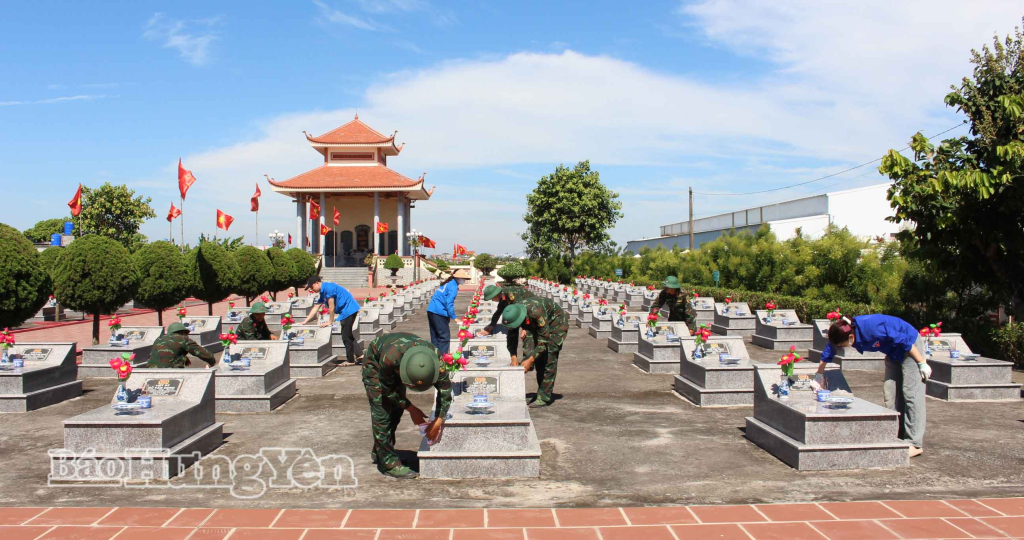 Các chiến sĩ lực lượng vũ trang, đoàn viên, thanh niên vệ sinh khuôn viên nghĩa trang liệt sĩ khu Đông huyện Tiền Hải (cũ).