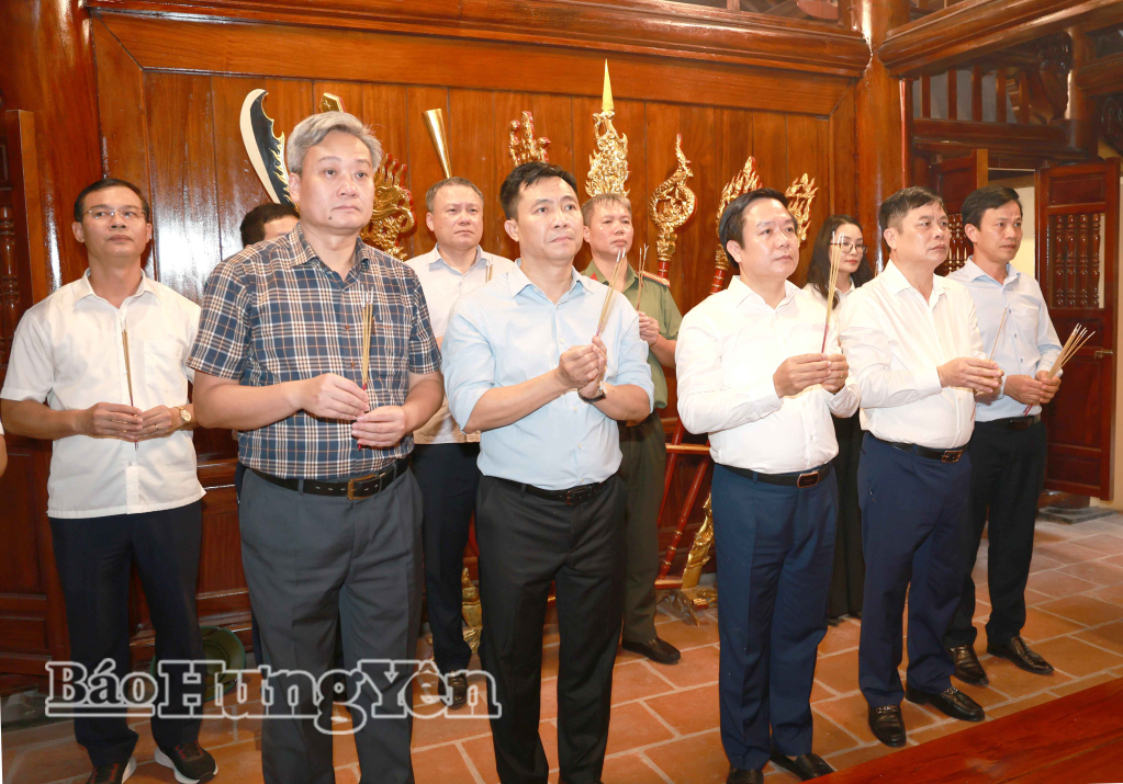Đồng chí Phạm Quang Ngọc, Ủy viên Ban Chấp hành Trung ương Đảng, Bí thư Tỉnh ủy, Trưởng Ban Chỉ đạo cùng các đại biểu dâng hương tưởng niệm Danh nhân văn hóa Lê Quý Đôn.