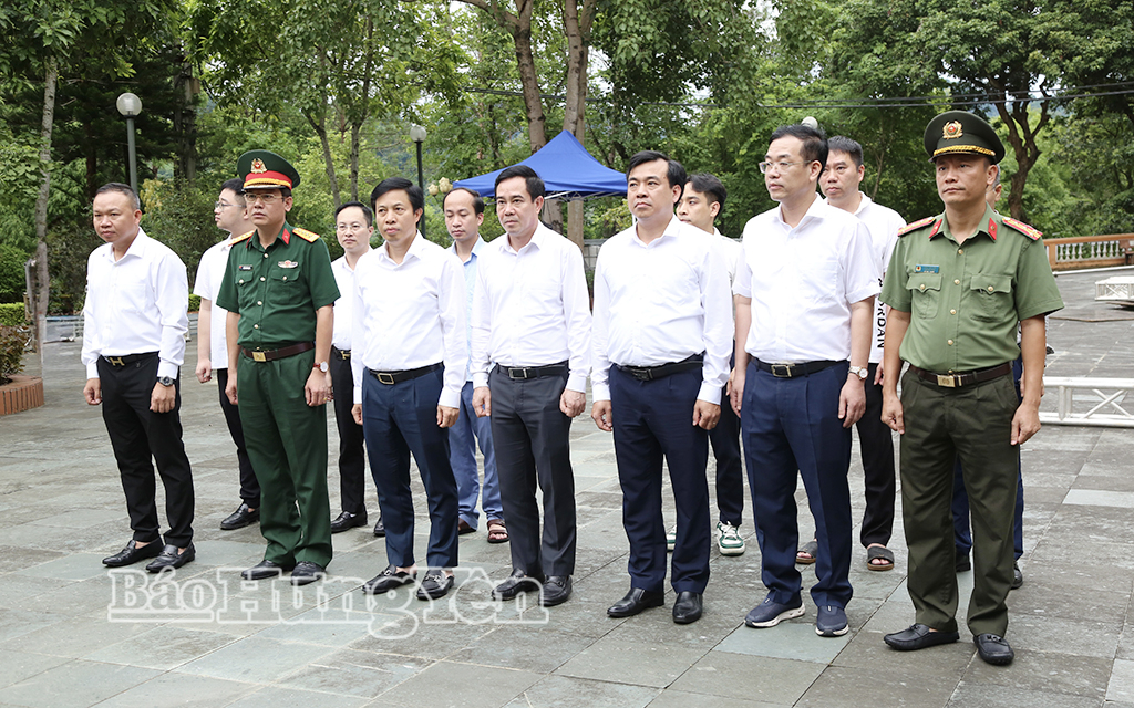 Đoàn đại biểu tỉnh Hưng Yên dâng hương tưởng niệm các anh hùng liệt sĩ tại tỉnh Sơn La