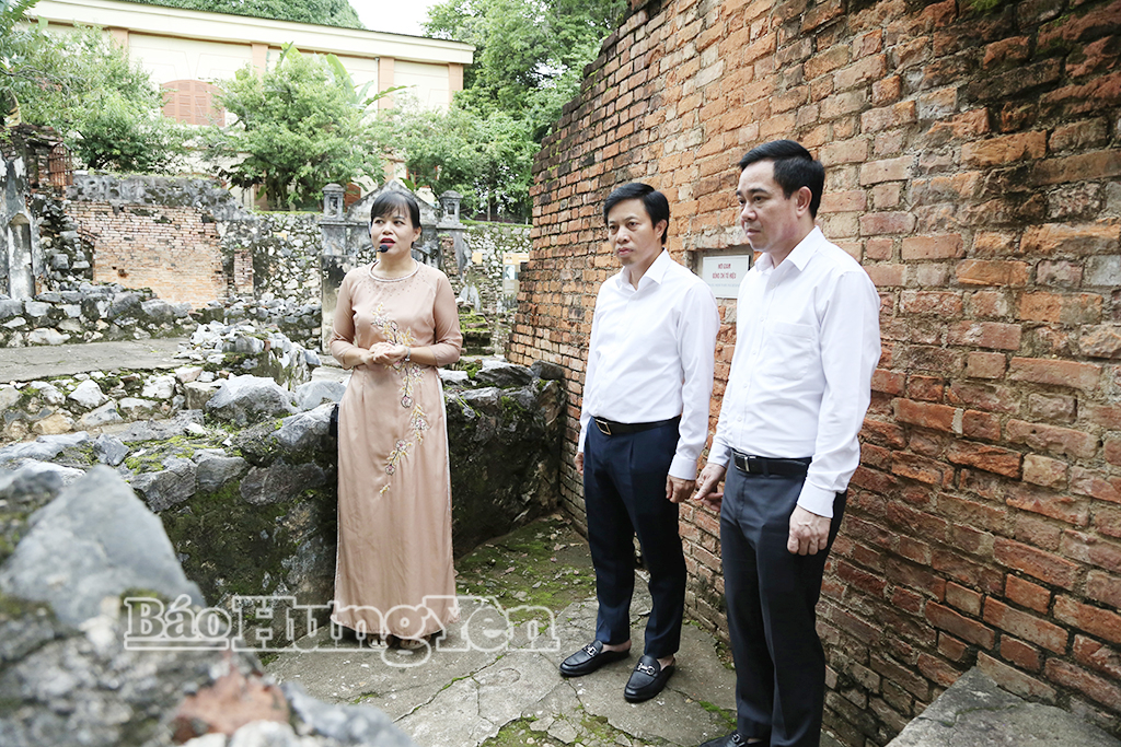 Các đồng chí: Lại Văn Hoàn, Phó Chủ tịch UBND tỉnh; Nguyễn Văn Huy, Phó Trưởng đoàn chuyên trách Đoàn đại biểu Quốc hội tỉnh tham quan địa điểm giam cầm đồng chí Tô Hiệu, người con ưu tú của quê hương Hưng Yên tại Di tích quốc gia đặc biệt Nhà tù Sơn La.
