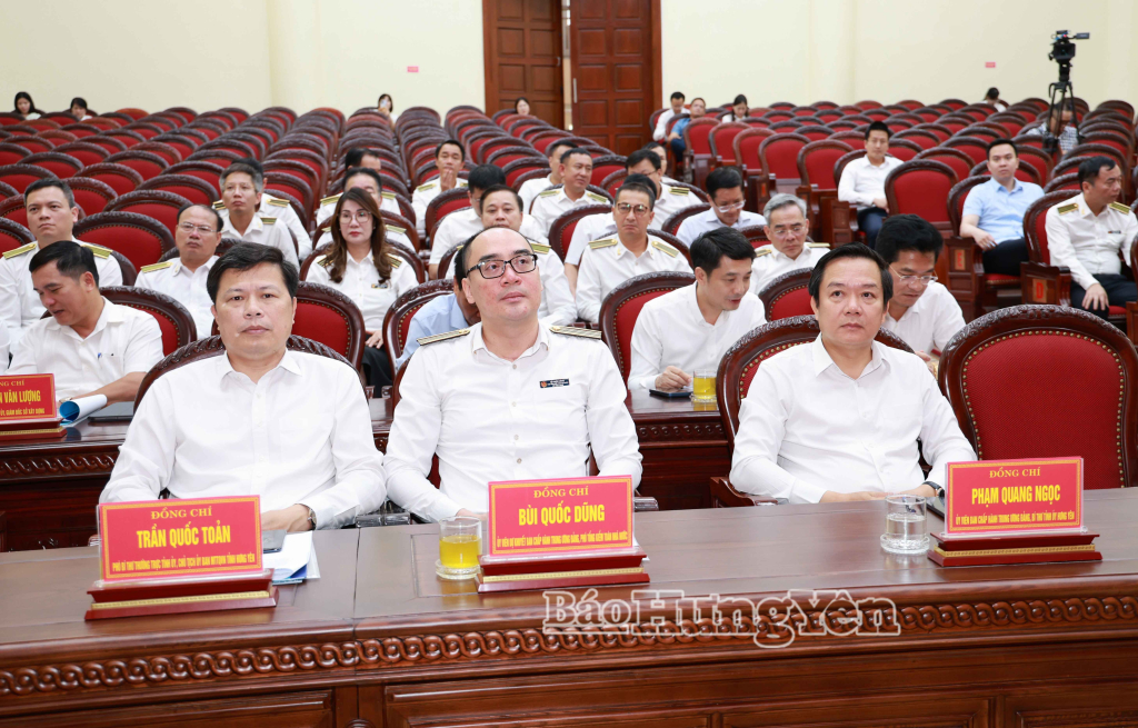 Đồng chí Phạm Quang Ngọc, Ủy viên Ban Chấp hành Trung ương Đảng, Bí thư Tỉnh ủy và đồng chí Trần Quốc Toản, Phó Bí thư Thường trực Tỉnh ủy, Chủ tịch Ủy ban MTTQ Việt Nam tỉnh cùng các đại biểu dự hội nghị.