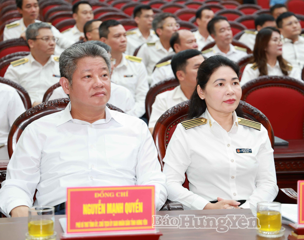 Đồng chí Nguyễn Mạnh Quyền, Phó Bí thư Tỉnh ủy, Chủ tịch UBND tỉnh cùng các đại biểu dự hội nghị.