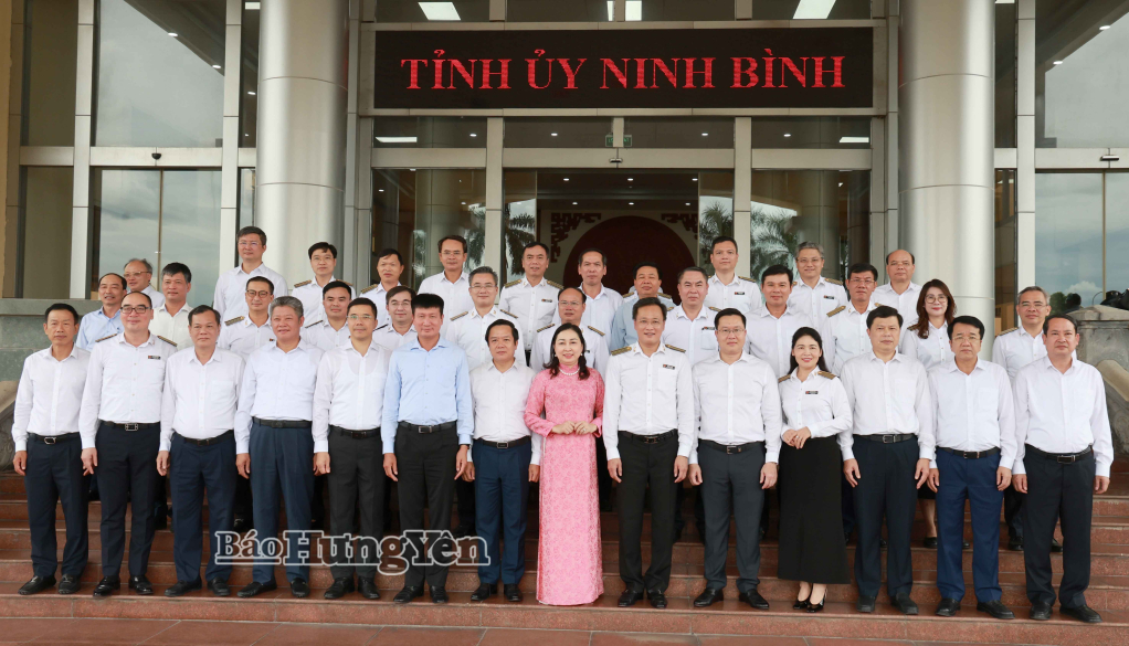 Các đại biểu chụp ảnh lưu niệm tại hội nghị.