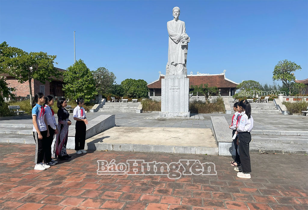 Giáo viên, học sinh trong giờ học ngoại khóa tìm hiểu cuộc đời, sự nghiệp Danh nhân văn hóa Lê Quý Đôn.