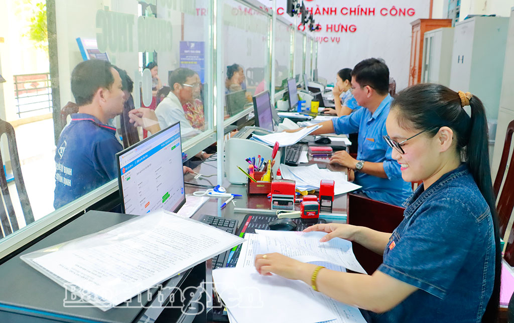 Cán bộ Trung tâm Phục vụ hành chính công xã giải quyết thủ tục hành chính cho người dân.