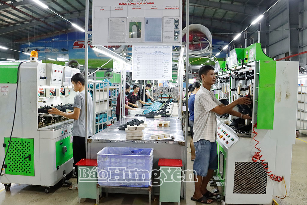Sản xuất giày xuất khẩu tại Công ty TNHH Phúc Mậu.