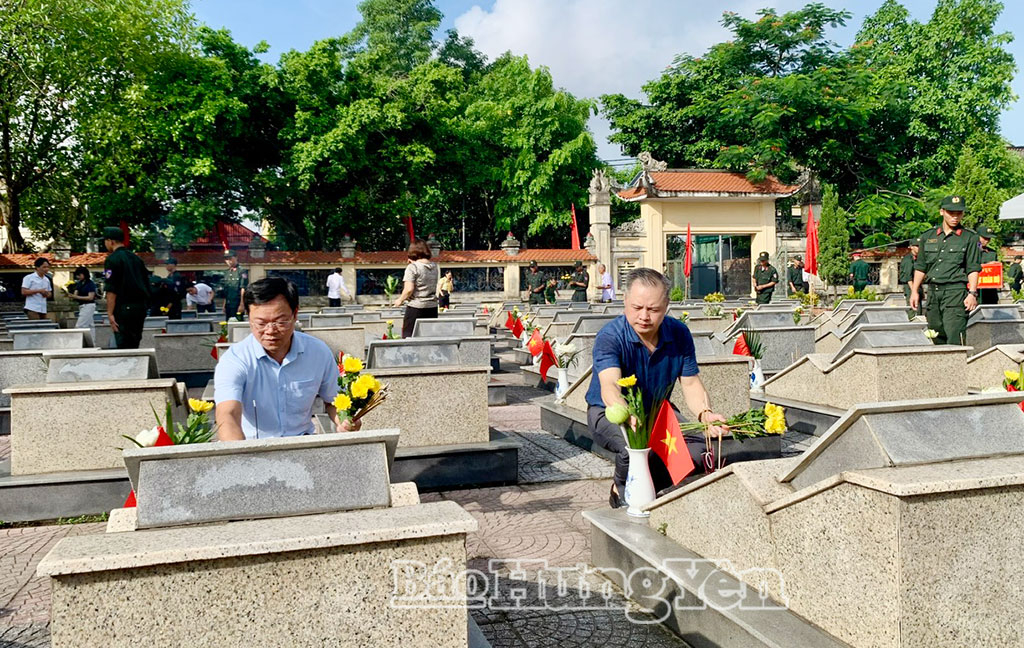 Lãnh đạo xã Hoàng Hoa Thám thắp hương tại các phần mộ liệt sĩ tại nghĩa trang liệt sĩ An Viên.