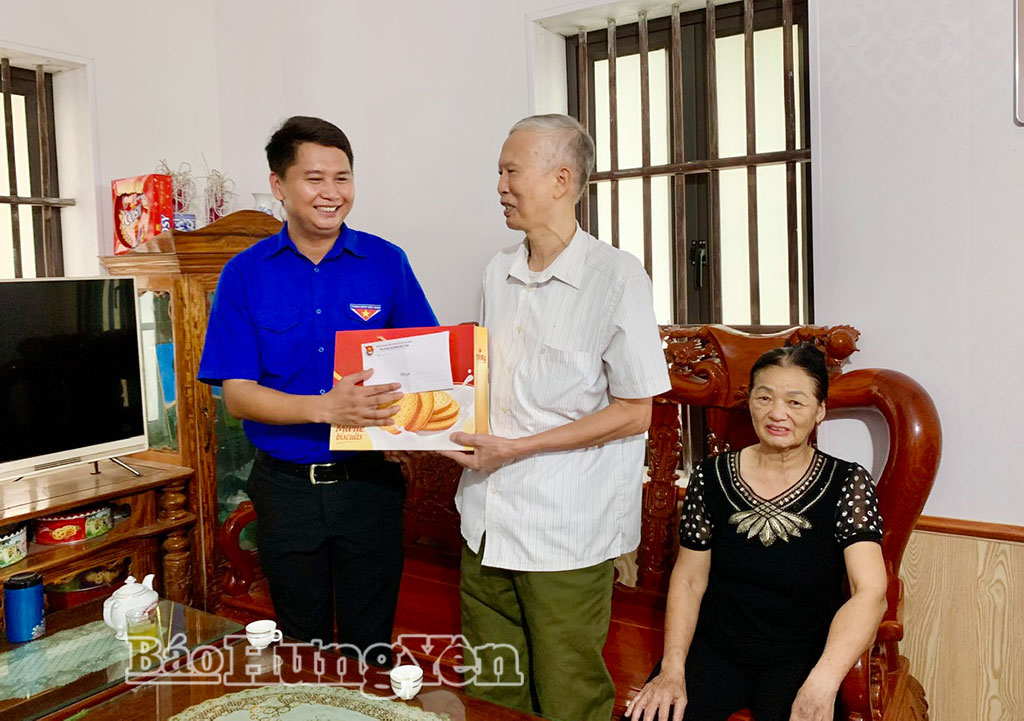Đoàn viên, thanh niên xã Hoàng Hoa Thám thăm hỏi, tặng quà gia đình người có công với cách mạng trên địa bàn xã.