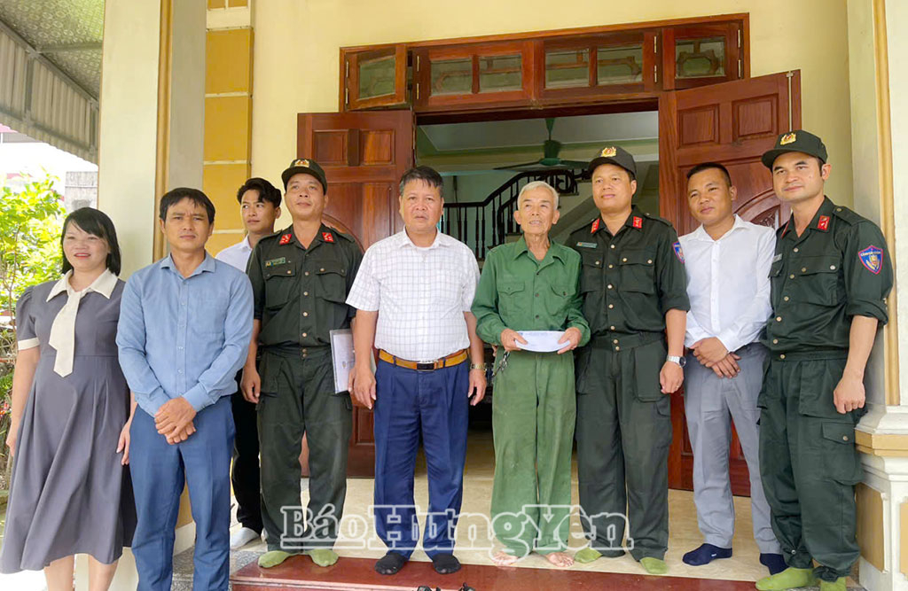 Tiểu đoàn 3, Trung đoàn Cảnh sát cơ động số 1 (Bộ Tư lệnh Cảnh sát cơ động, Bộ Công an) phối hợp với UBND xã Hoàng Hoa Thám thăm hỏi, tặng quà gia đình chính sách ở xã Hoàng Hoa Thám.