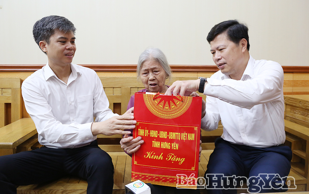 Các đồng chí: Trần Quốc Toản, Phó Bí thư Thường trực Tỉnh ủy, Chủ tịch Ủy ban MTTQ Việt Nam tỉnh; Nguyễn Văn Chiến, Ủy viên Ban Thường vụ Tỉnh ủy, Trưởng ban Tuyên giáo và Dân vận Tỉnh ủy trao quà tặng bà Nguyễn Thị Sớm, vợ liệt sĩ (thôn Bá Thôn, xã Tiên Hưng).
