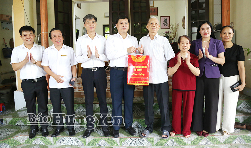 Đồng chí Trần Quốc Toản, Phó Bí thư Thường trực Tỉnh ủy, Chủ tịch Ủy ban MTTQ Việt Nam tỉnh và các đại biểu trao quà tặng gia đình thương binh hạng 1/4 Nguyễn Văn Dương (thôn Hậu Thượng, xã Tiên Hưng).