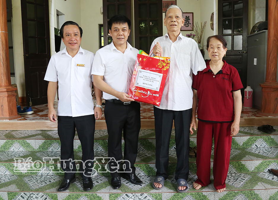 Lãnh đạo xã Tiên Hưng trao quà tặng gia đình thương binh hạng 1/4 Nguyễn Văn Dương (thôn Hậu Thượng).