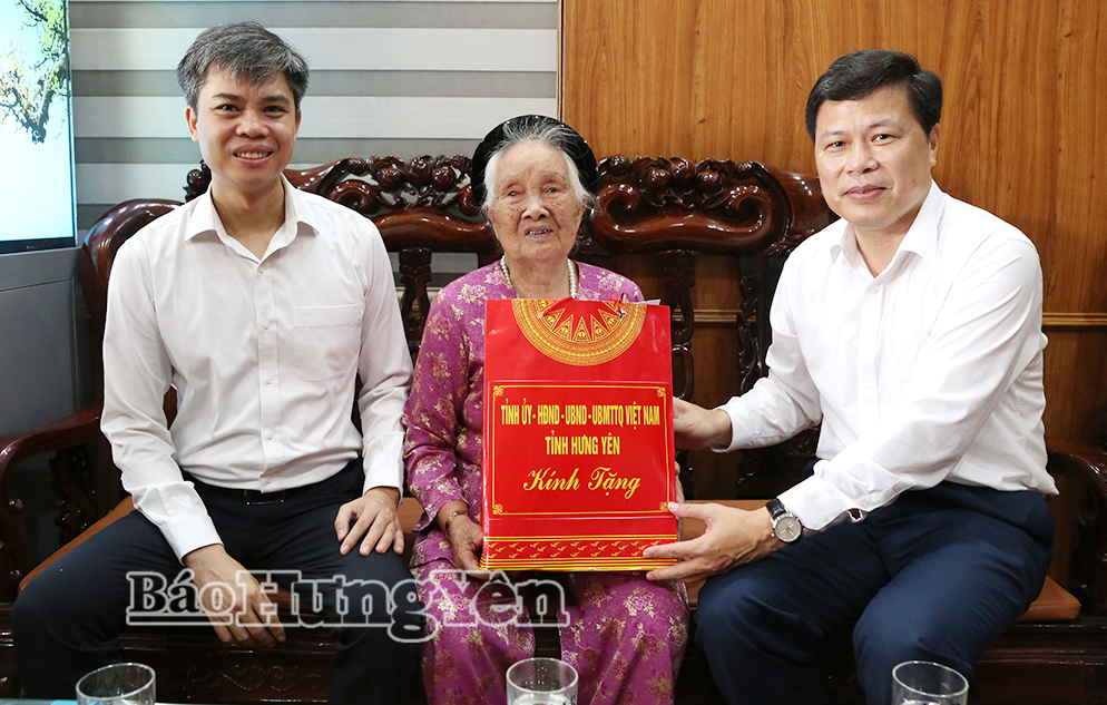Đồng chí Trần Quốc Toản, Phó Bí thư Thường trực Tỉnh ủy, Chủ tịch Ủy ban MTTQ Việt Nam tỉnh thăm hỏi, động viên, trao quà tặng Bà mẹ Việt Nam anh hùng Trần Thị Liên (thôn Lương Ngọc, xã Tiên La).