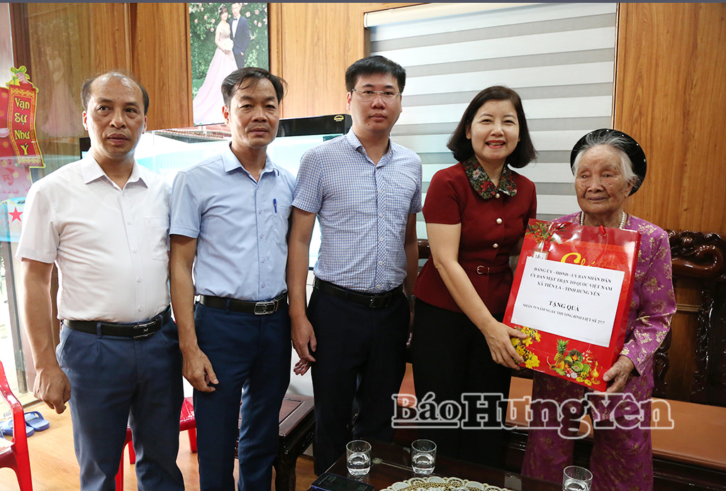 Lãnh đạo xã Tiên La trao quà tặng Bà mẹ Việt Nam anh hùng Trần Thị Liên (thôn Lương Ngọc).