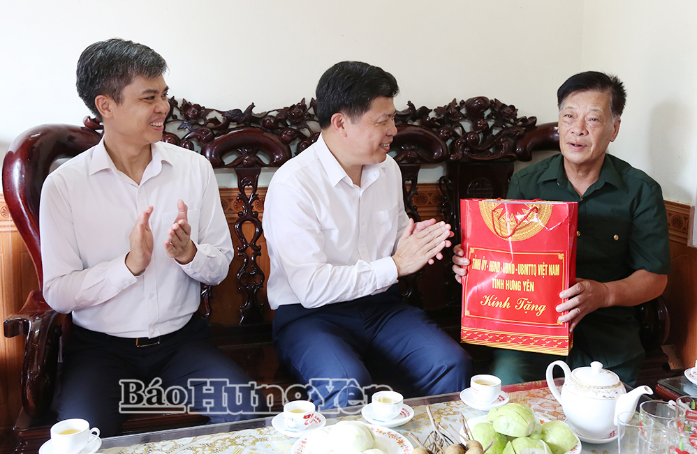 Đồng chí Trần Quốc Toản, Phó Bí thư Thường trực Tỉnh ủy, Chủ tịch Ủy ban MTTQ Việt Nam tỉnh trao quà tặng thương binh 81% Nguyễn Đức Tùng (thôn An Nhân, xã Tiên La).