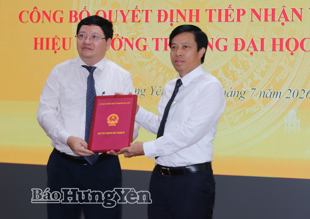 Đồng chí Lại Văn Hoàn, Phó Chủ tịch UBND tỉnh trao Quyết định của Chủ tịch UBND tỉnh tiếp nhận và bổ nhiệm Hiệu trưởng Trường Đại học Thái Bình cho Phó Giáo sư, Tiến sĩ Phạm Quốc Thành.