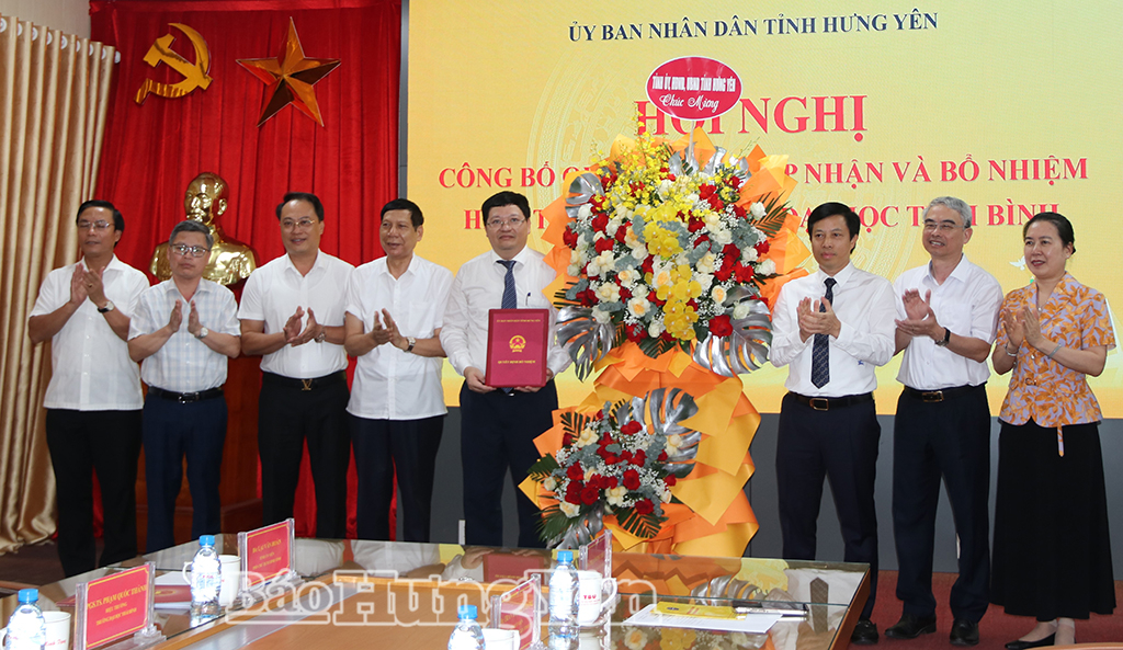 Đồng chí Lại Văn Hoàn, Phó Chủ tịch UBND tỉnh và lãnh đạo các sở, ban, ngành tặng hoa chúc mừng Phó Giáo sư, Tiến sĩ Phạm Quốc Thành.