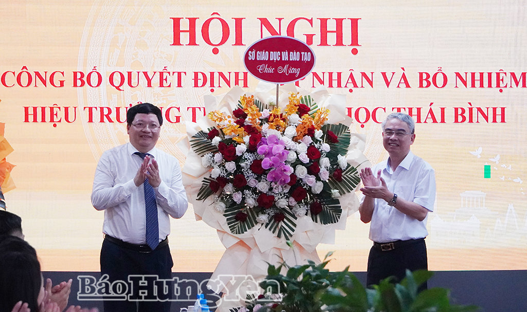 Đồng chí Phạm Đồng Thụy, Ủy viên Ban Thường vụ Tỉnh ủy, Giám đốc Sở Giáo dục và Đào tạo tặng hoa chúc mừng Phó Giáo sư, Tiến sĩ Phạm Quốc Thành.