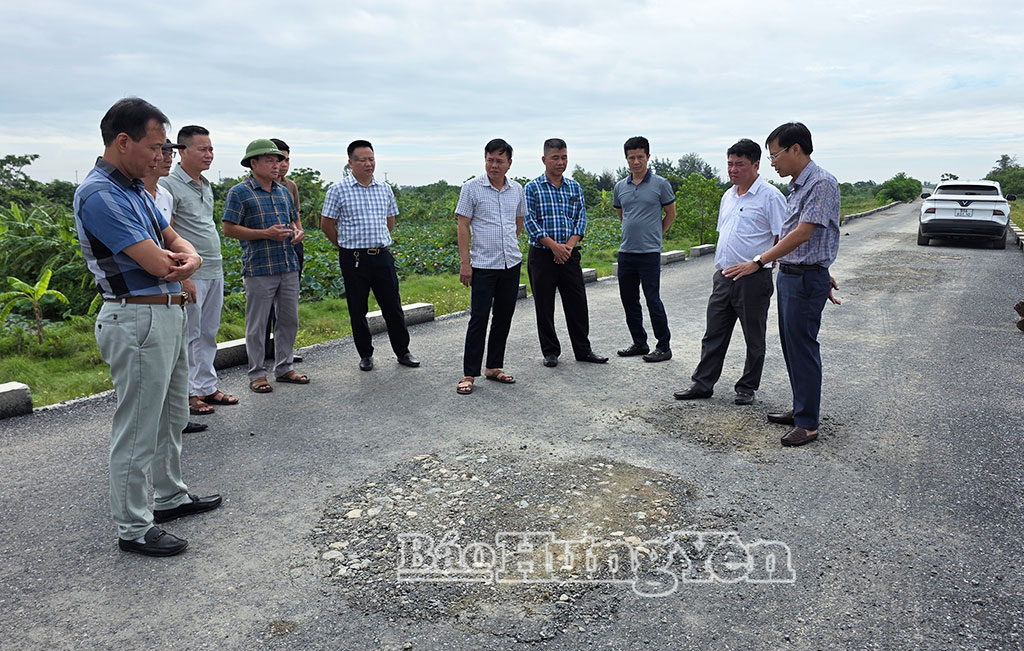 Ban Quản lý dự án đầu tư xây dựng số 2 cùng các đơn vị kiểm tra hiện trường đoạn đê xuất hiện sụt lún, rạn nứt.