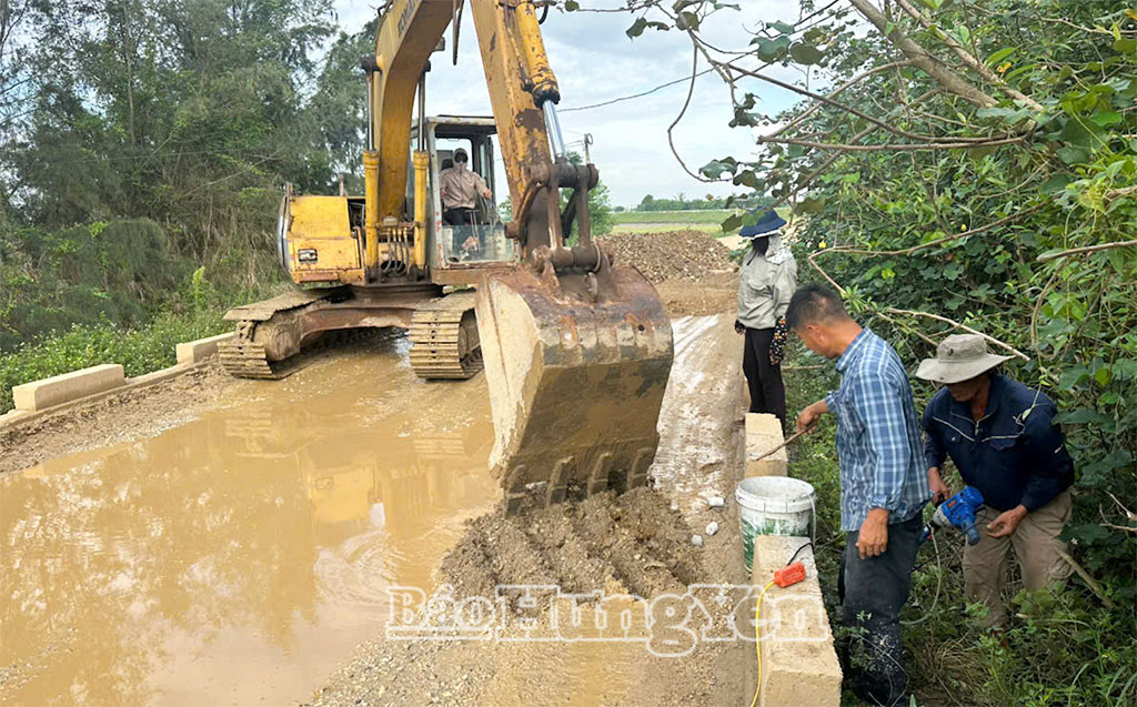 Đơn vị thi công khoan tạo đường thoát nước tại khu vực bị đọng nước.